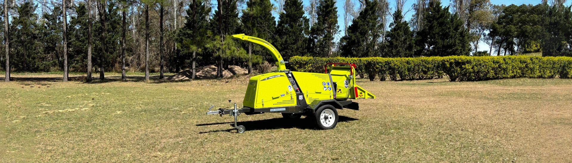 Chipeadora PALTO lista para trabajar en un parque arbolado